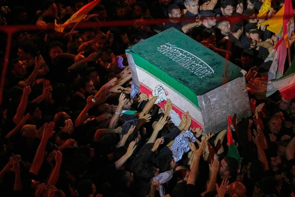 I sospetti sull'uomo mascherato. "Ai funerali Mojtaba Khamenei"